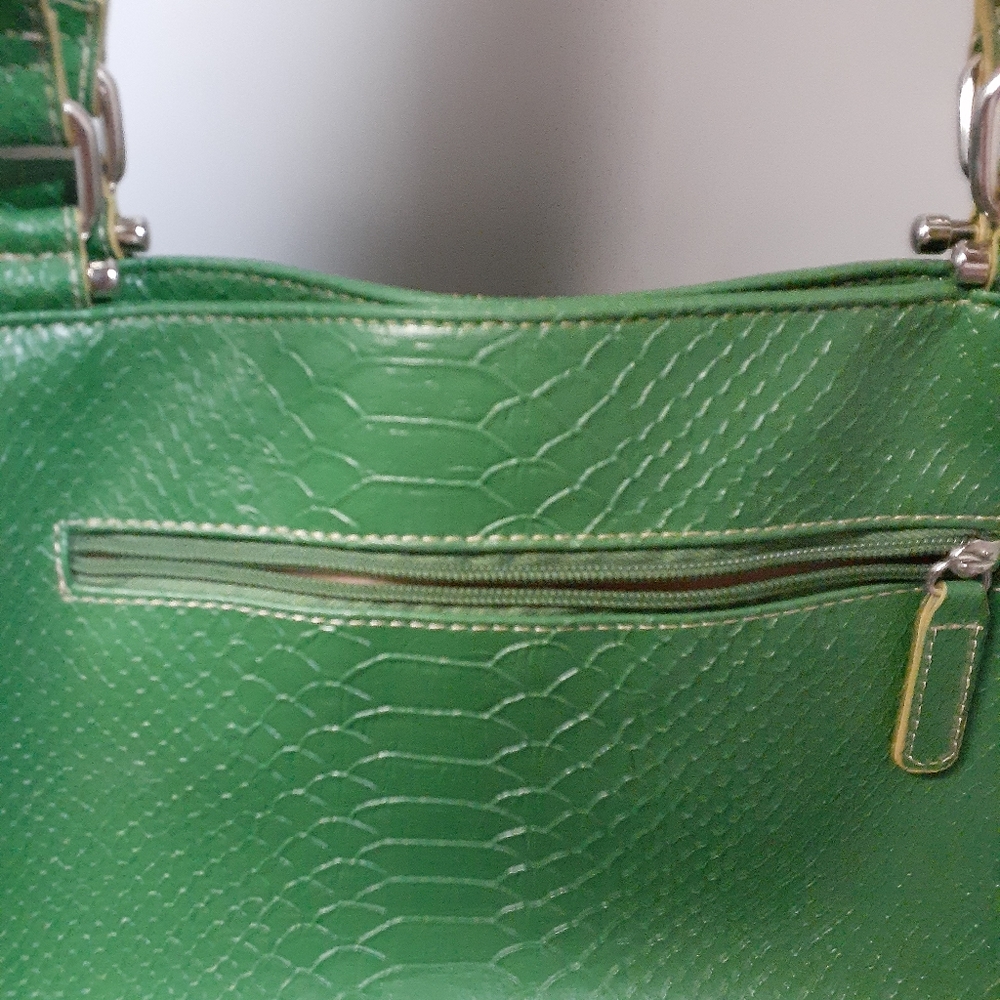 Jaclyn Smith lg.Apple green shoulder bag
